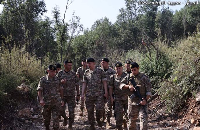 قائد الجيش يتفقد موقع انفجار مخزن الأسلحة والذخائر في وادي زبقين – صور