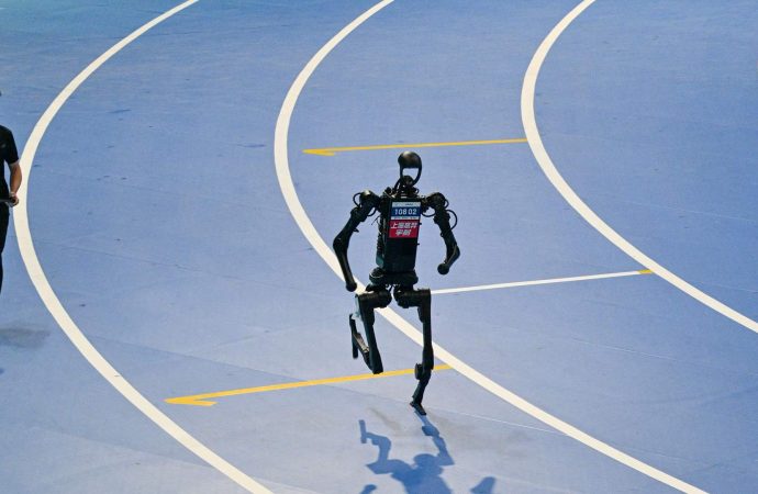 في الصين… انطلاق أول بطولة عالمية للروبوتات الشبيهة بالبشر