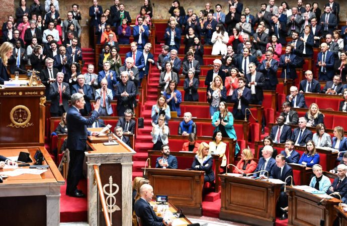 رئيس الوزراء الفرنسيّ: لإجراء البرلمان تصويتًا على الثقة في الحكومة