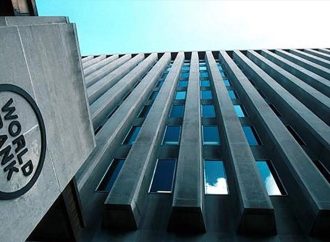 توقيع إتفاق قرض البنك الدولي المخصص لإعادة الإعمار بين وزير المالية والمدير الإقليمي للبنك