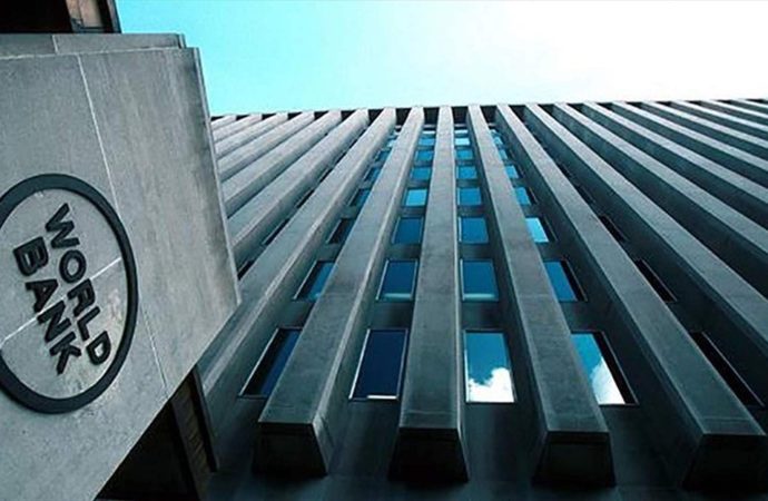 توقيع إتفاق قرض البنك الدولي المخصص لإعادة الإعمار بين وزير المالية والمدير الإقليمي للبنك