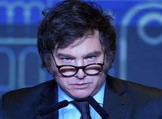 الرئيس الأرجنتيني يتعرّض للرشق بحجارة وزجاجات من قبل متظاهرين