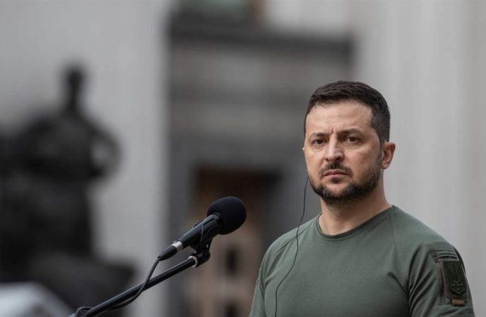 زيلينسكي: روسيا حشدت ما يصل إلى 100 ألف جندي قرب بوكروفسك في شرق أوكرانيا