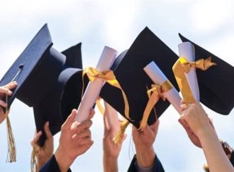 بعد انقطاع 17 عاماً… أم تتفوق على مقاعد الدراسة إلى جانب ابنها