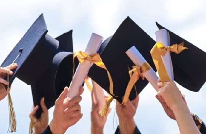 بعد انقطاع 17 عاماً… أم تتفوق على مقاعد الدراسة إلى جانب ابنها