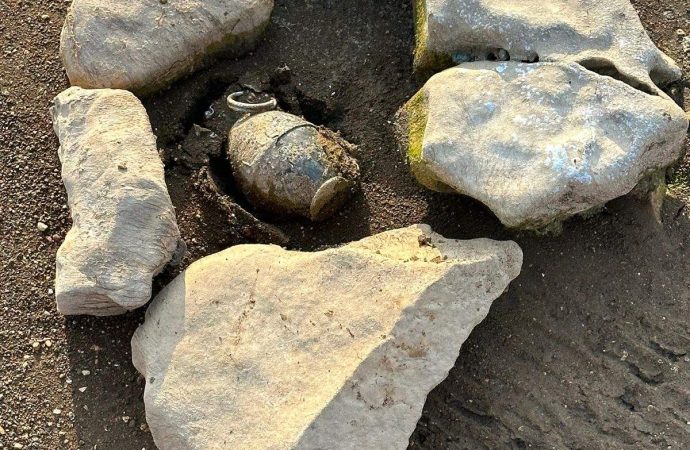 جفت البحيرة فظهرت القنبلة!