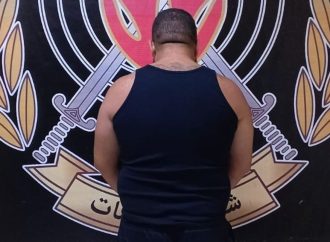 سلب امرأتين بقوة السلاح وفرّ هاربًا.. و”الأمن” بالمرصاد