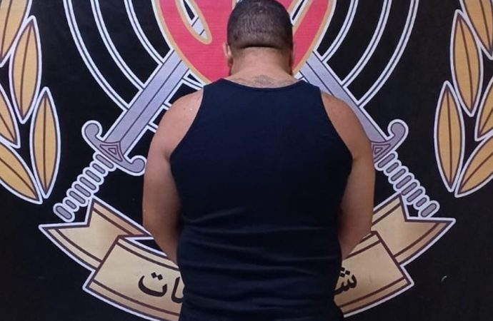 سلب امرأتين بقوة السلاح وفرّ هاربًا.. و”الأمن” بالمرصاد