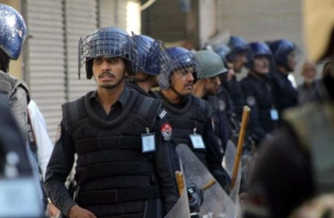 باكستان.. حملة اعتقالات واسعة لحزب خان عشية الذكرى الثانية لسجنه