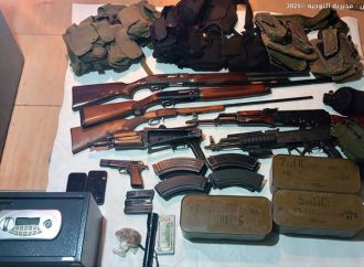 عمليات دهم وتوقيف أشخاص لارتكابهم جرائم مختلفة منها الاتجار بالأسلحة وإطلاق النار