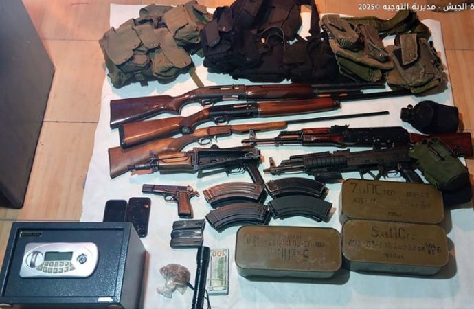 عمليات دهم وتوقيف أشخاص لارتكابهم جرائم مختلفة منها الاتجار بالأسلحة وإطلاق النار