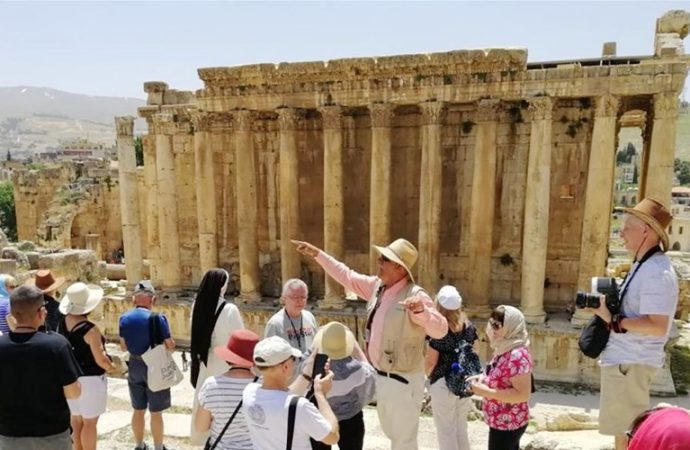 دخلاء ومنتحلو صفة في القطاع السياحي… احذروا هؤلاء