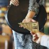 بقشيش المطاعم: إكرامية طوعية تضاعف الراتب
