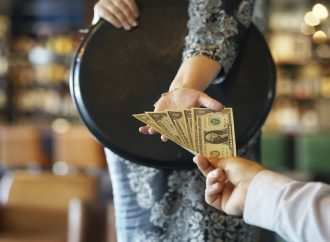 بقشيش المطاعم: إكرامية طوعية تضاعف الراتب