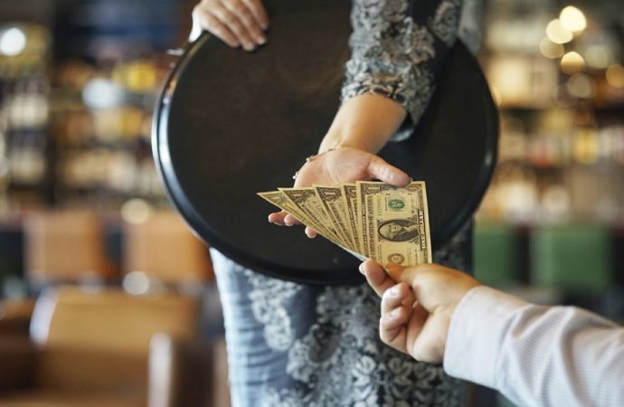 بقشيش المطاعم: إكرامية طوعية تضاعف الراتب