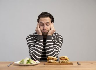 لماذا نشعر بالتوتر أو الحزن بعد الأكل؟ إليكم التفسير