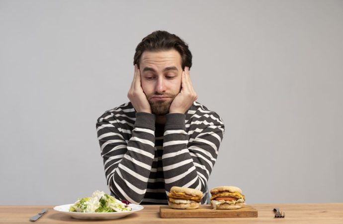 لماذا نشعر بالتوتر أو الحزن بعد الأكل؟ إليكم التفسير