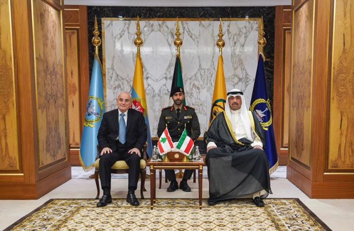 وزير الدفاع يلتقي نظيره الكويتي: دعم دولة الكويت يشكل ركيزة أساسية في صمود الجيش