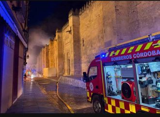 اخماد حريق في مسجد-كاتدرائية قرطبة التاريخي في إسبانيا