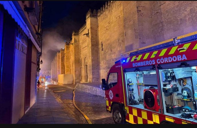 اخماد حريق في مسجد-كاتدرائية قرطبة التاريخي في إسبانيا
