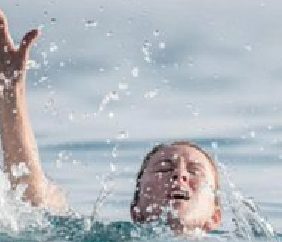 إنقاذ أشخاص من الغرق… ومركز الخرايب التطوعي يُحذّر
