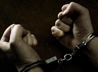 من قاعات المحاكم إلى قفص الاتهام.. منتحل صفة محامٍ بقبضة “الأمن”