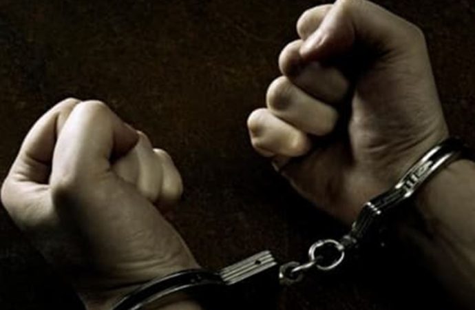 من قاعات المحاكم إلى قفص الاتهام.. منتحل صفة محامٍ بقبضة “الأمن”