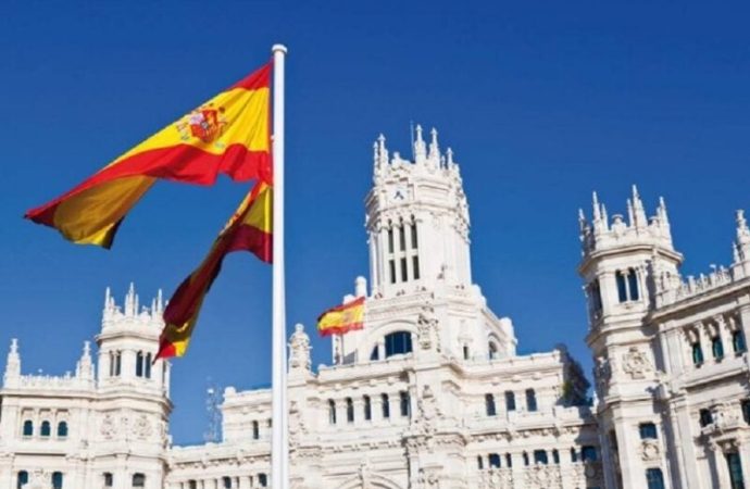 إسبانيا تحاول إخماد 14 حريقا وسط موجة حارة