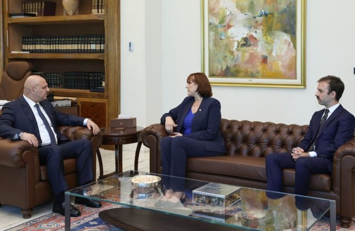 الرئيس عون يستقبل سفيرة كندا مودّعًا