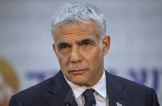 لابيد يدعو حكومة نتنياهو لقبول اتفاق مع حماس