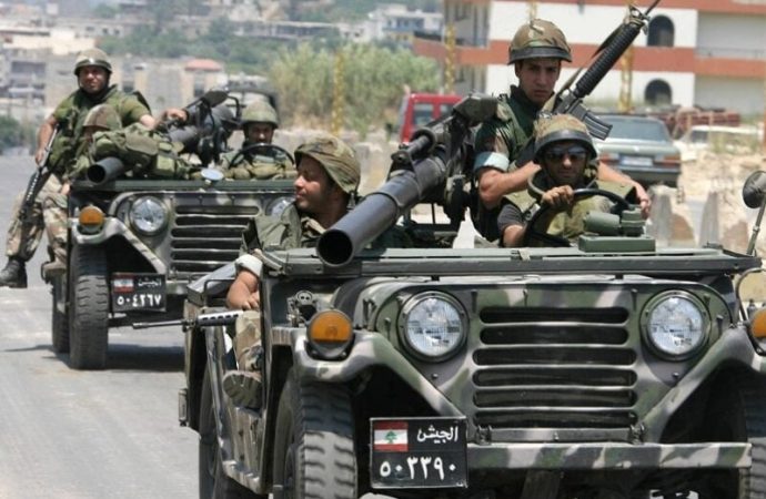 الأمن الفلسطيني يسلم شخصاً للجيش بعد حادث عين الحلوة بالأمس