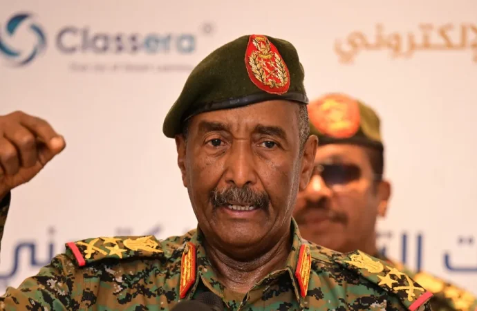 البرهان يلزم جميع المجموعات المتحالفة بالعمل تحت قيادة الجيش