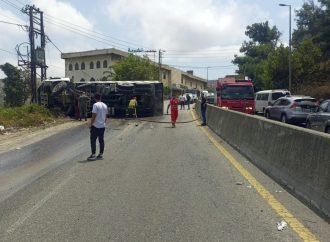 إنقلاب شاحنة على هذه الطريق