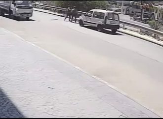 شجار غريب على إحدى الطرقات!
