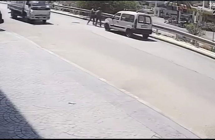 شجار غريب على إحدى الطرقات!