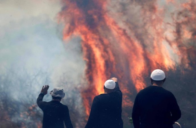 الجيش الإسرائيلي يمنع إخماد حريق هائل في الجبين