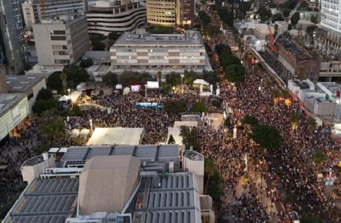 ربع مليون متظاهر في تل أبيب يطالبون بوقف الحرب