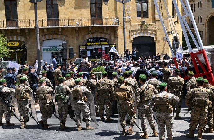 الجيش يمنع المسيرات من الاتجاه إلى الطريق العام