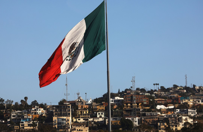 المكسيك تسلّم الولايات المتحدة 26 مطلوبًا بتهم مخدرات