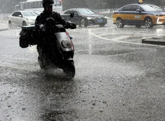 في بكين… إجلاء 82 ألف شخص بسبب الأمطار الغزيرة