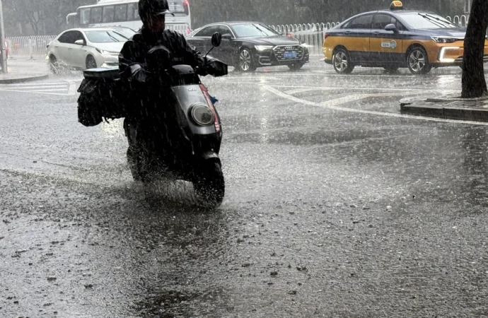 في بكين… إجلاء 82 ألف شخص بسبب الأمطار الغزيرة