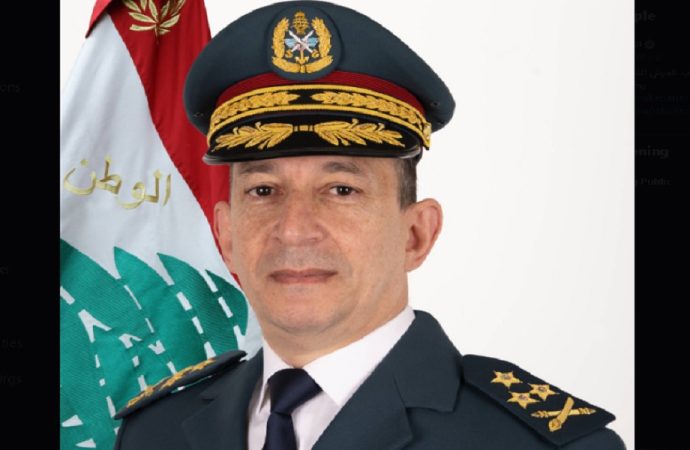 قائد الجيش يتفقد موقع انفجار مجدل زون