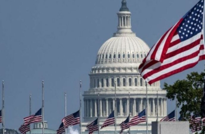 احتجاز 2 من رجال الإطفاء وسط انتشار حريق غابات في واشنطن