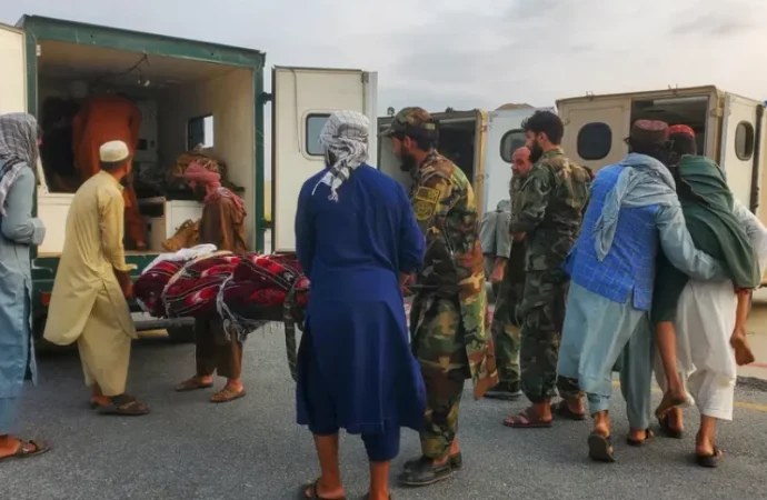 أفغانستان.. رجال الإنقاذ يسابقون الزمن للوصول للقرى الجبلية النائية المتضررة من الزلزال