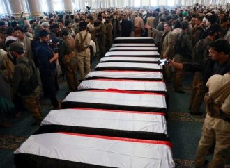 الآلاف يشاركون في جنازة قادة حوثيين قتلتهم إسرائيل ويتوعدون بالثأر