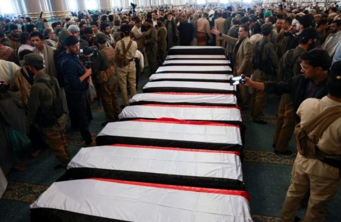 الآلاف يشاركون في جنازة قادة حوثيين قتلتهم إسرائيل ويتوعدون بالثأر