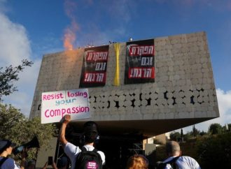 متظاهرون يطالبون بصفقة تعيد الأسرى من غزة ويضرمون النار بمحيط منزل نتنياهو