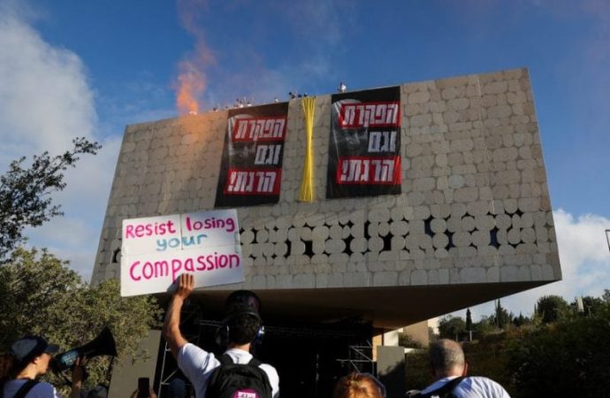 متظاهرون يطالبون بصفقة تعيد الأسرى من غزة ويضرمون النار بمحيط منزل نتنياهو