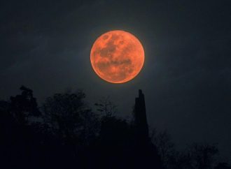 القمر الدموي” غداً… كونوا على الموعد