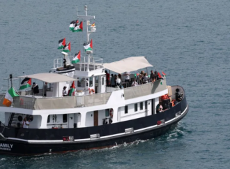 أسطول مساعدات متجه إلى غزة يغادر برشلونة بعد هدوء طقس عاصف